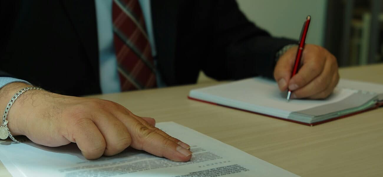 Avvocato o consulente assicurativo al lavoro su documenti legali